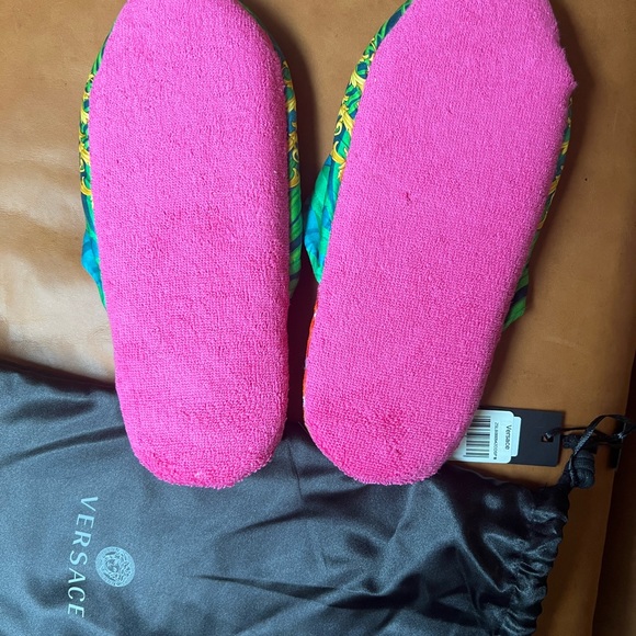 Versace Bath Slippers Size large, new with tags - Picture 5 of 6